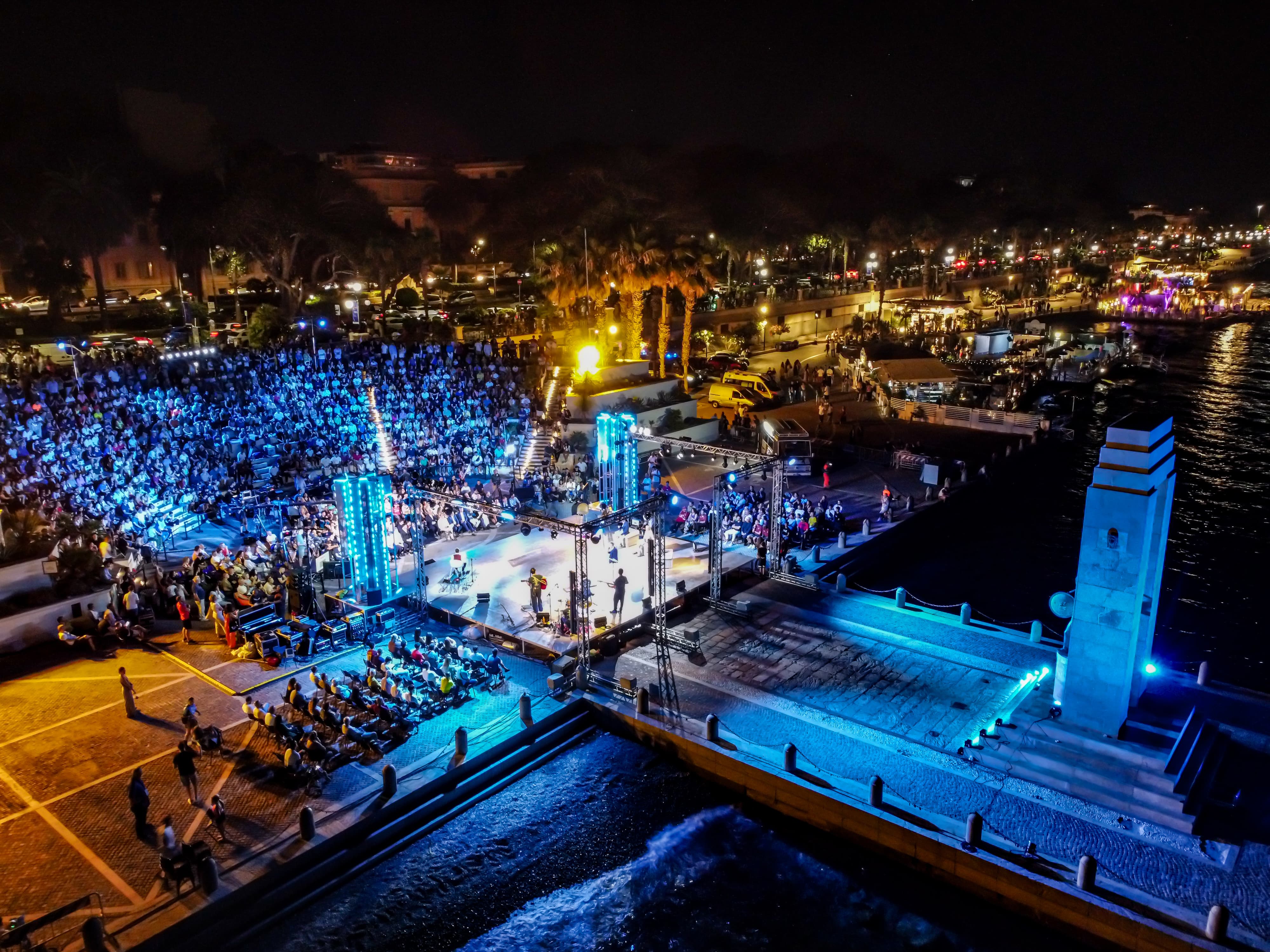 Immagine di copertina per �Sky Calciomercato - L\'originale� lascia ancora il segno: in migliaia all\'Arena dello Stretto per salutare la trasmissione sportiva pi� amata dagli italiani