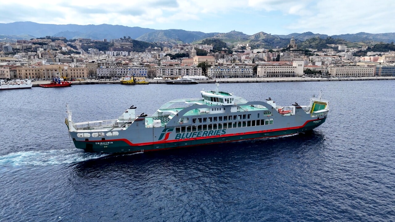 Immagine di copertina per Ritorna il Protocollo Salute per l\'attraversamento agevolato dello Stretto: servizio riattivato da luned� 27 ottobre dalla banchina di Reggio Calabria