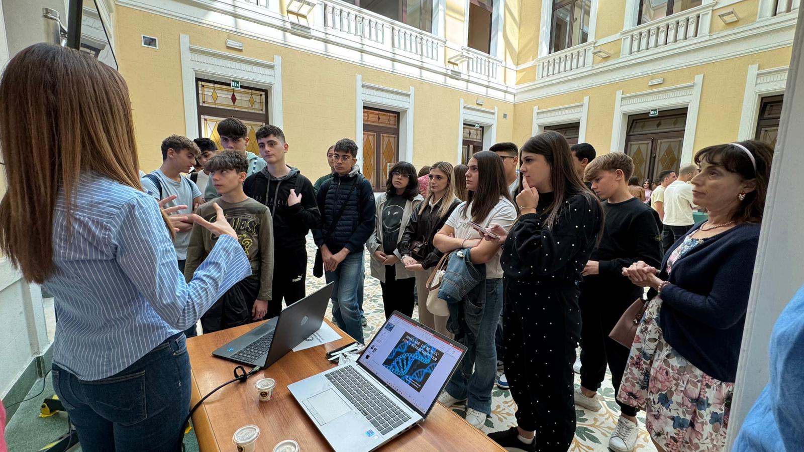 Immagine di copertina per Con l�apertura dei laboratori scientifici, a Reggio Calabria, parte l�edizione 2025 del Festival Cosmos, scienza, cultura, societ�