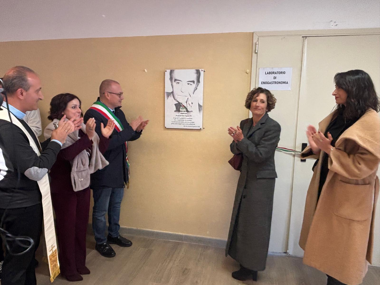 Immagine di copertina per Intitolato al Giudice Scopelliti il nuovo laboratorio scolastico enogastronomico�dell�Ipalbtur �Trecroci� di Villa San Giovanni