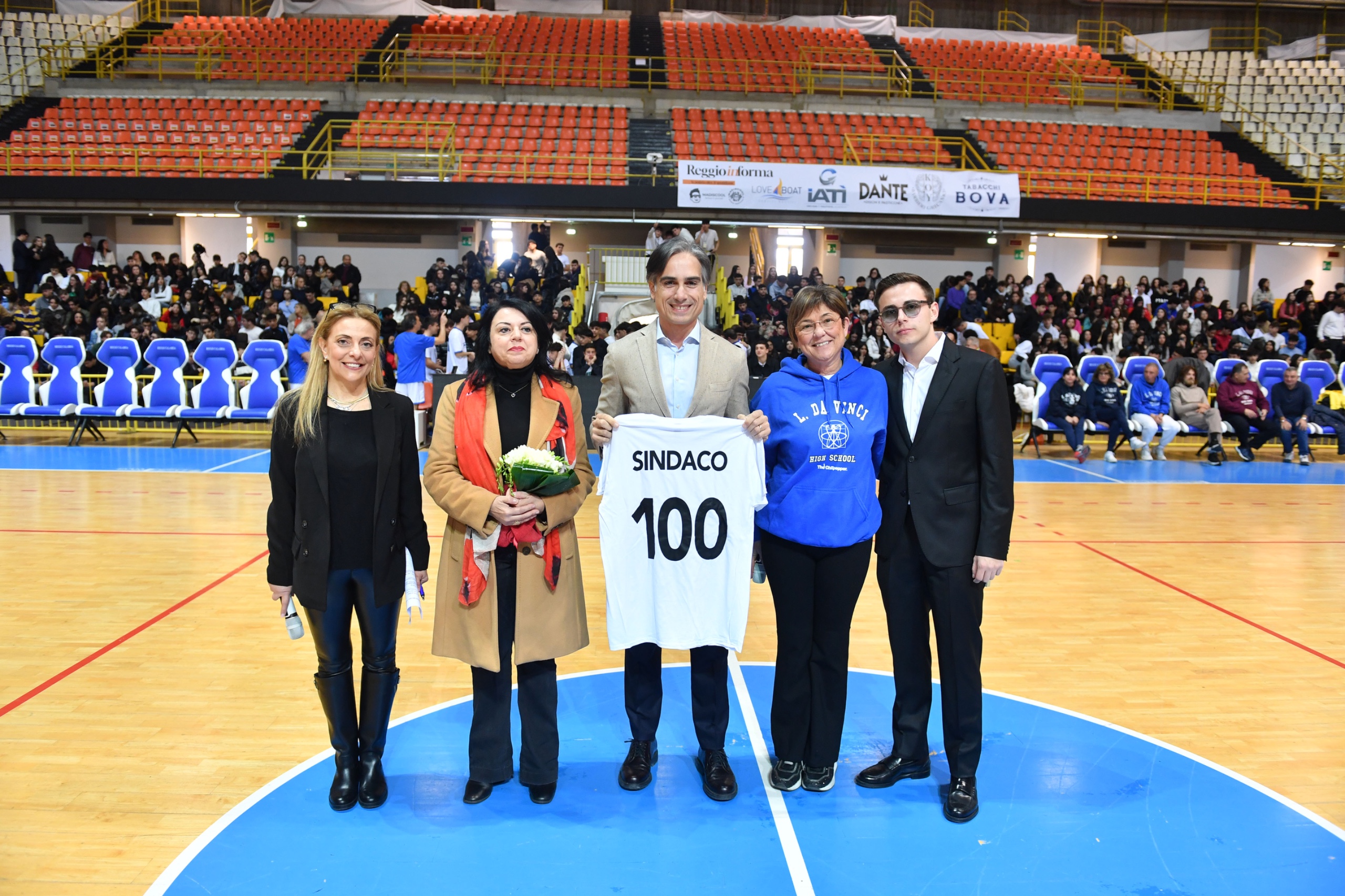 Immagine di copertina per Il Sindaco metropolitano di Reggio Calabria, Giuseppe Falcomat�, ospite della giornata dello sport, promossa dal Liceo scientifico �Leonardo da Vinci� al Palacalafiore di Reggio Calabria.