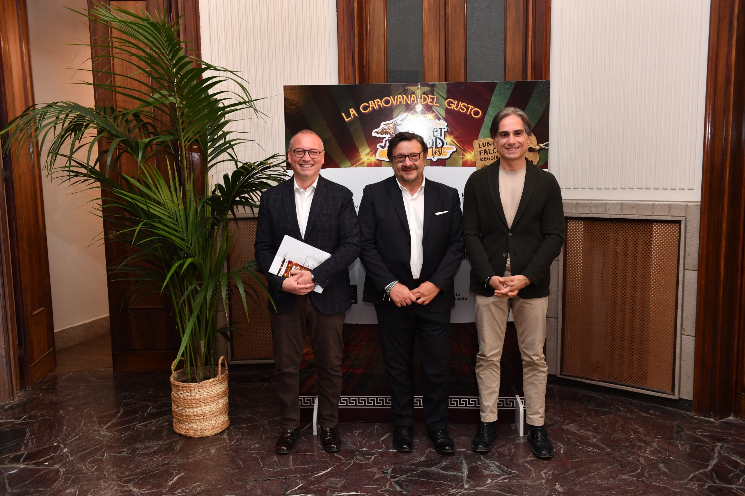 Dal 24 al 27 aprile a Reggio Calabria la prima edizione dello �Street food fest�. Sul lungomare monumentale �Italo Falcomat�� arriva la carovana del gusto con eccellenze enogastronomiche, musica ed intrattenimento.