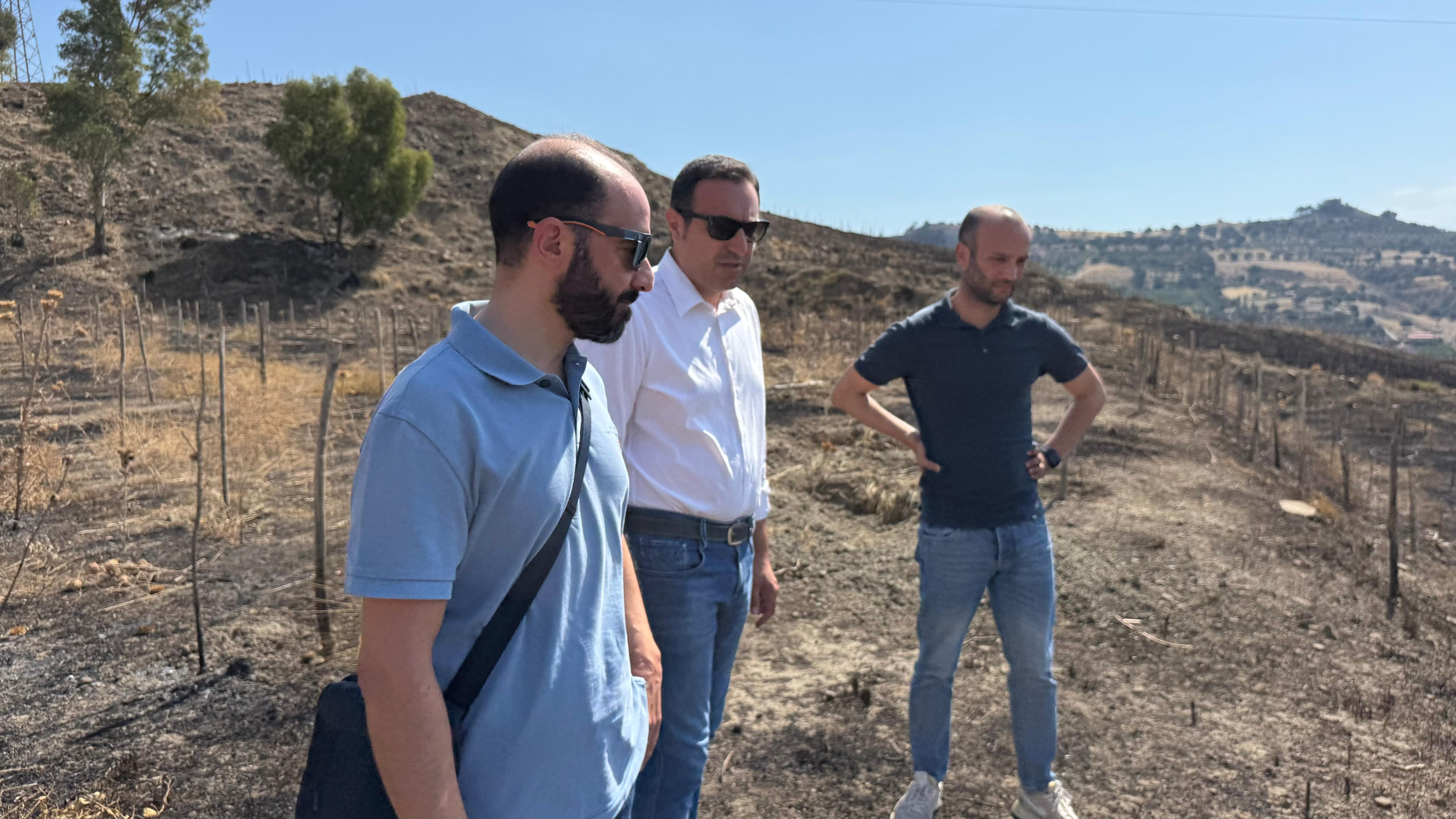 Il consigliere delegato Salvatore Fuda sul terreno confiscato e distrutto da un incendio a Melito Porto Salvo: �In fumo l�80% dei 12 ettari recuperati. Ripartiremo�