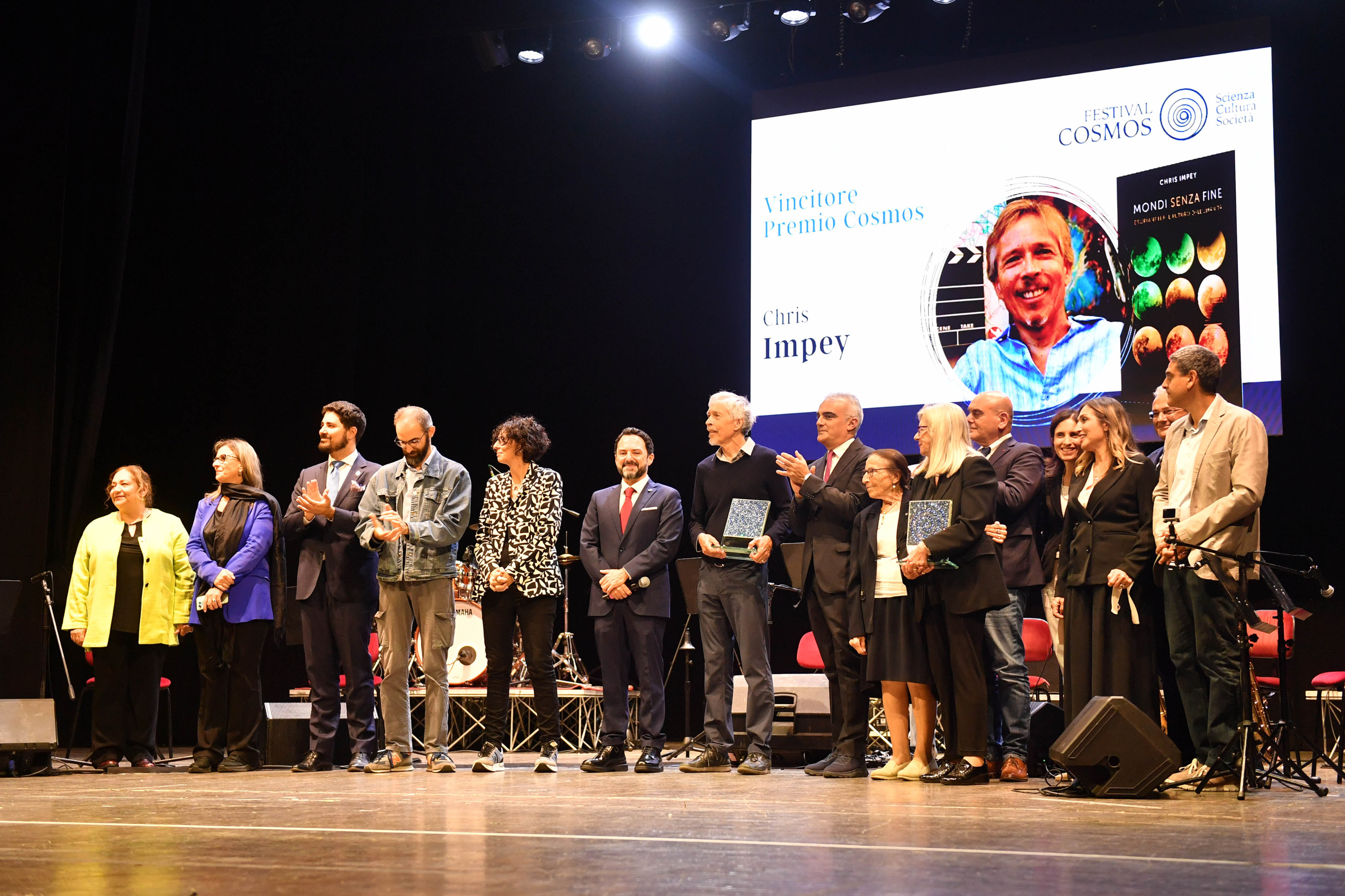 Si conclude il Festival Cosmos 2025: a Chris Impey, con �Mondo senza fine� il Premio del comitato scientifico. Il Premio studenti assegnato a Elisabetta Strickland con�Emmy Noether. Vita e opere della donna che stup� Einstein�