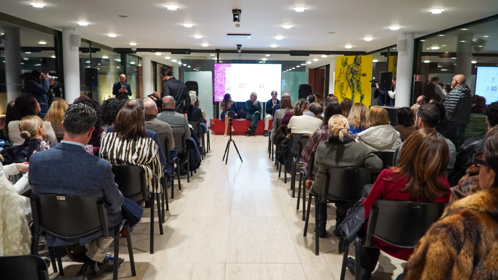 OltreModa, un evento che promuove il territorio attraverso il garbo, la gentilezza e lo stile. Madrina Manuela Arcuri. Stasera gran defil� al teatro �Cilea�