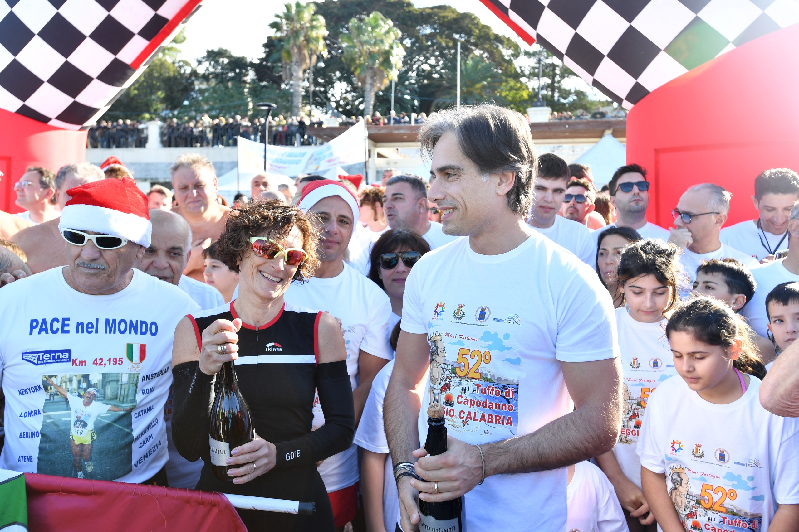 A Reggio Calabria il tradizionale tuffo di Capodanno per accogliere il 2025